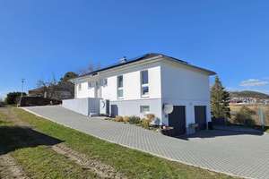 Moderner Bungalow aus dem Baujahr 2019 mit 2 Garagen! – Die vollständige Adresse der Immobilie erhältst du vom Anbieter., 96472 Rödental – Vorschaubild 1
