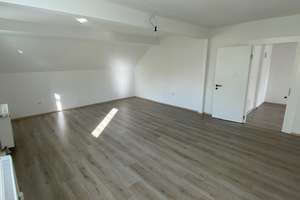 Renovierte 2 Zi. Whg. im Dachgeschoss - nähe Bahnhof!