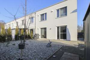 Einziehen & Wohlfühlen: Modernes Reihenendhaus – fast neuwertig, energieeffizient (A+) – Die vollständige Adresse der Immobilie erhältst du vom Anbieter., 86462 Langweid am Lech – Vorschaubild 1
