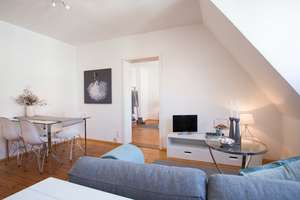 Sehr gemütliche Dachgeschosswohnung mit Wohnküche und Kaminofen – Hiltenspergerstr. 19, 80796 Neuschwabing, München – Vorschaubild 1