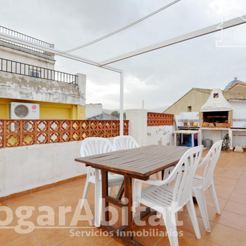 GERÄUMIGES, RENOVIERTES ECKHAUS MIT TERRASSE UND GRILL