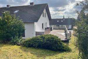 ***Zweifamilienhaus mit ELW in bevorzugter Lage von Gründau** – Hühnerberg 20, 63584 Gründau – Vorschaubild 1