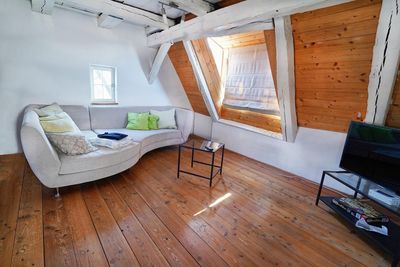 Geschmackvolle und voll möblierte Wohnung mit Einbauküche in Oberderdingen