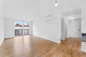 2 Zimmer mit Sonnenbalkon inkl. Küche, Klimaanlage und Erlass der Grunderwerbsteuer – Manitiusstr. 10, 12047 Neukölln (Ortsteil), Berlin – Vorschaubild 2