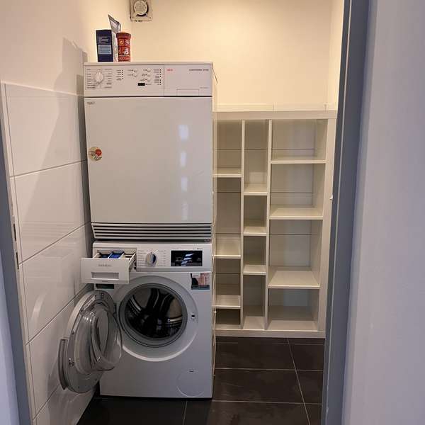 *** Moderne 4-Zimmer-Wohnung mit Stellplatz & zwei Bädern ***