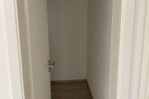 2 Zimmer, 65qm², mit Einbauküche, Terrasse zur Strasse, Keller und Stellplatz – Hauptstrasse 82, 53229 Holzlar, Bonn – Vorschaubild 5