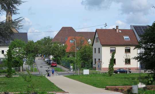 Zweifamilienhaus mit wunderschönem  großen Gartengrundstück,  Eckgrundstück am Hermann Meinzer Park.