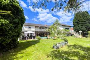 GROßZÜGIGES ZWEIFAMILIENHAUS MIT UNEINSEHBAREM SÜDGARTEN – Darmstadt-Dieburg (Kreis) – Vorschaubild 1