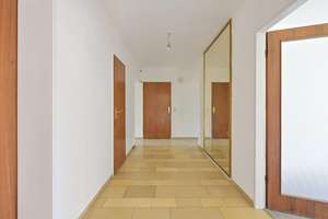 Wohnen im Grünen: Großzügige Erdgeschosswohnung mit weitläufigem Garten und viel Freiraum. – Die vollständige Adresse der Immobilie erhältst du vom Anbieter., 86199 Göggingen-Süd, Augsburg – Vorschaubild 2