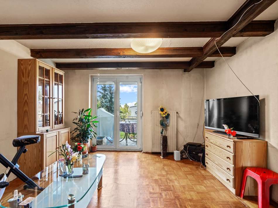 Wohnzimmer mit Balkonzugang
