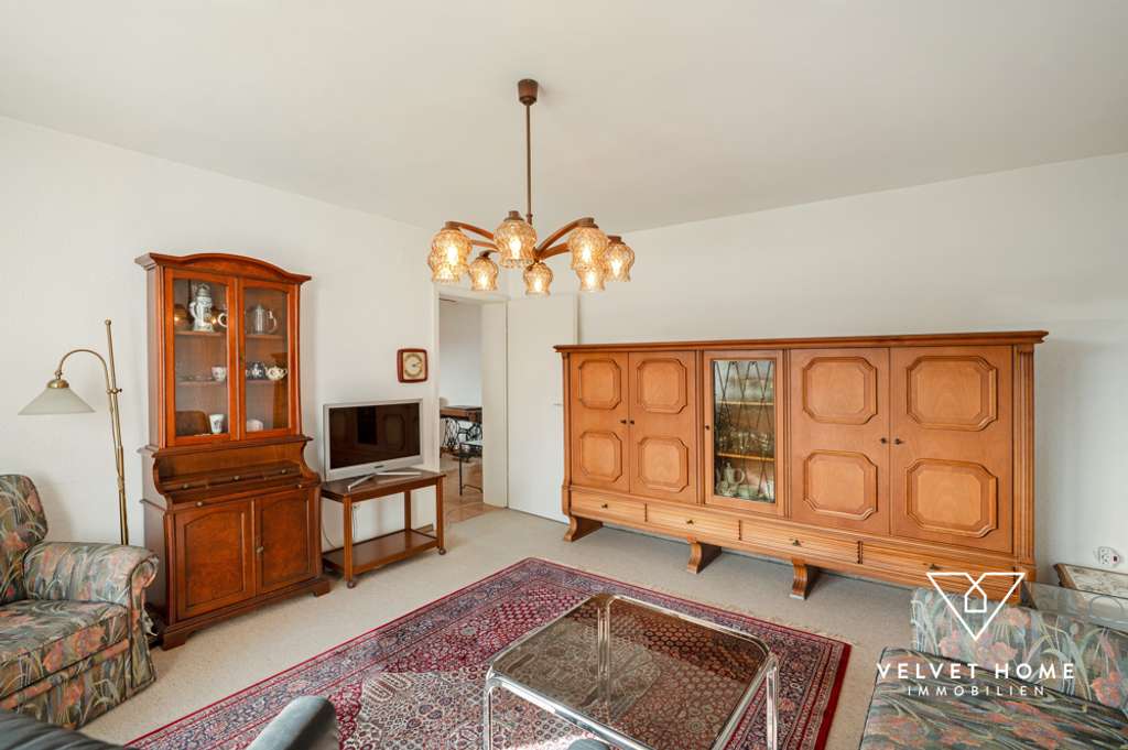 Immobilie in Schrobenhausen - Gepflegtes Einfamilienhaus m. ELW, gr. Grundstück & 2 übergroßen Garagen - zentral in Schrobenhausen - Bild 2