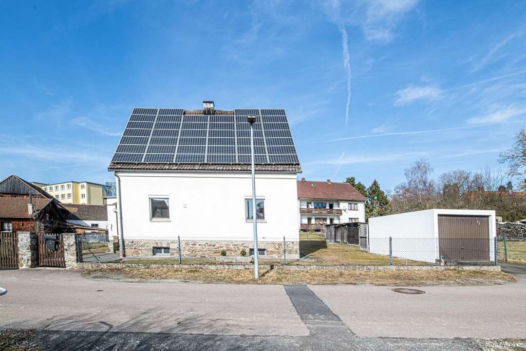 Immobilie in Waldmünchen - Zentrumsnah: Charmantes Einfamilienhaus mit großem Garten - Bild 2