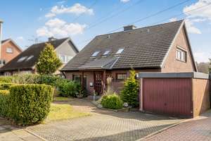 Naturnahe Ortsrandlage mit Ausbaureserve im Dachgeschoss – Die vollständige Adresse der Immobilie erhältst du vom Anbieter., 24146 Elmschenhagen, Kiel – Vorschaubild 1