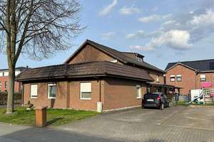 Familienglück oder Investitionschance: Vermietetes Zweifamilienhaus in ruhiger Lage von Lippstadt-Es – Die vollständige Adresse der Immobilie erhältst du vom Anbieter., 59558 Lippstadt – Vorschaubild 1