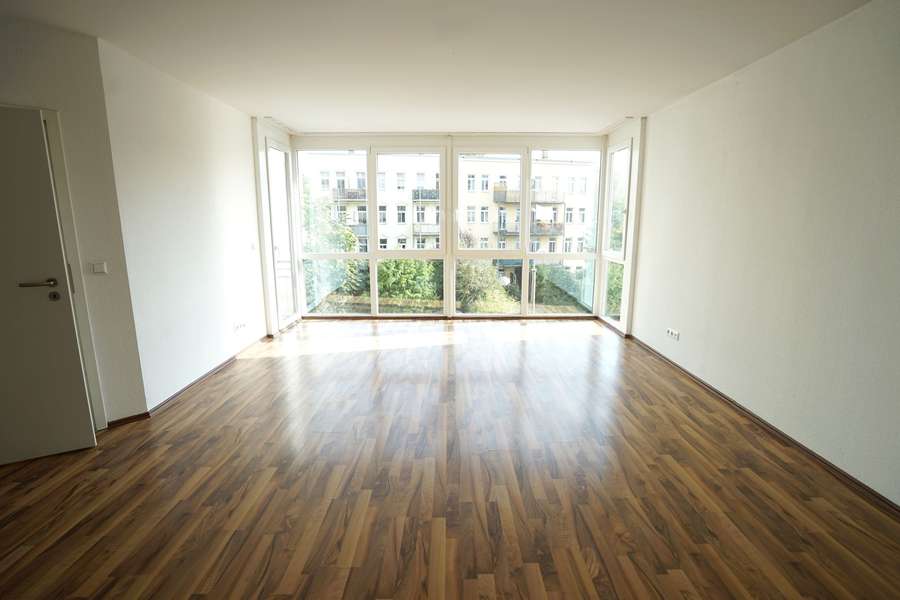 Helles Wohnzimmer mit Park.jpg