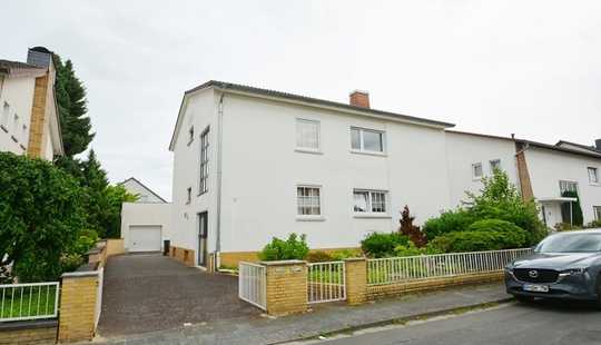 Bild von Großzügiges Zweifamilienhaus mit großem Garten, Nebengebäude und 2 Garagen in guter Lage von Rodgau!