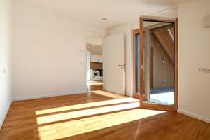 Lichtdurchflutete 2-Zimmer-Wohnung mit bis zu 3,41 m Deckenhöhe, Terrasse und EEK A+ – Fuchsbergstraße 7c, 83104 Tuntenhausen – Vorschaubild 5