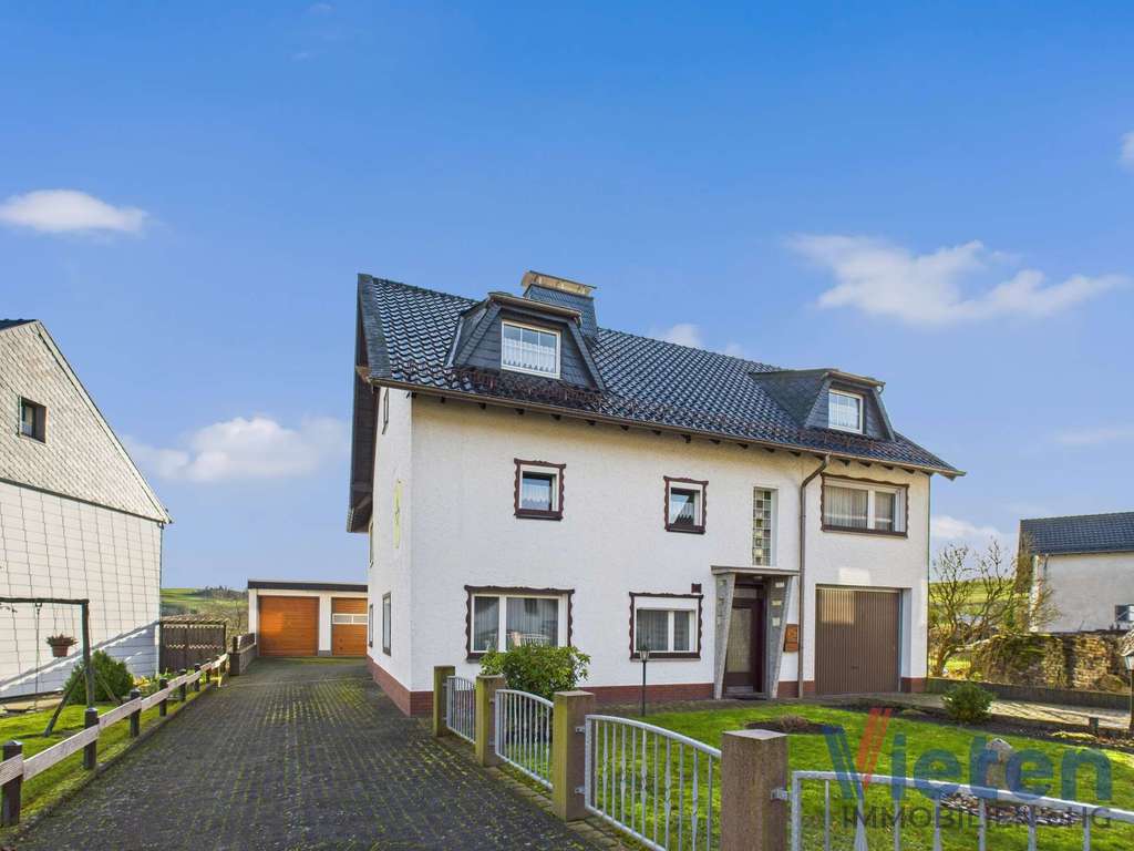 Immobilie in Hellenthal - Großzügiges Wohnhaus mit flexibler Nutzung und Garagenensemble in ruhiger Eifellage - Bild 0