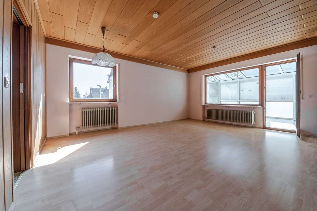 Immobilie in Mühlhausen-Ehingen - Ein- oder Zweifamilienhaus mit großem Grundstück & sonnigem Wintergarten - Bild 1