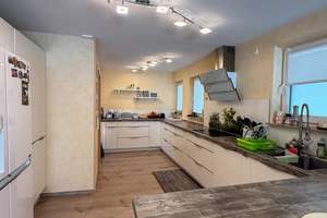 Großzügiges Haus mit 1.700 m² Grundstück, 2 Wohneinheiten und 7 Zimmern 