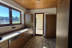 Großzügige 5-Zimmer-Splitlevel-Wohnung mit 153 m², Balkon, Garten und Kaminofen – Kirchweg 8, 75323 Bad Wildbad – Vorschaubild 10