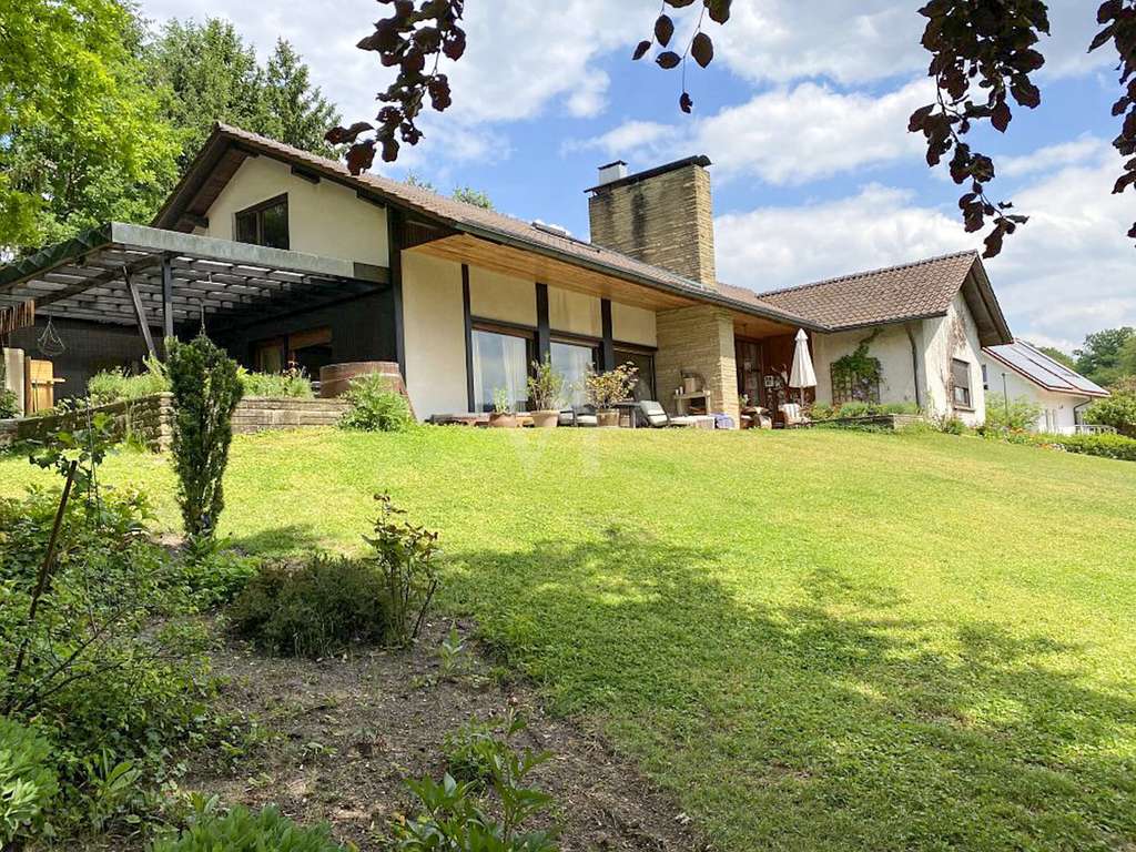 Immobilie in Sulzfeld - Anwesen auf großzügigem Grundstück in Sulzfeld - Bild 1