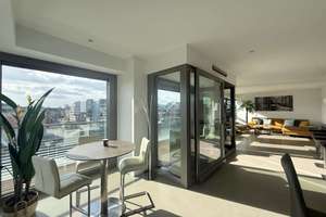 Kranhaus, hochwertig ausgestattete 2-Zimmer-Wohnung mit zwei Bädern und Balkonen sowie Stellplatz – Im Zollhafen 12, 50678 Altstadt/Süd, Köln – Vorschaubild 4