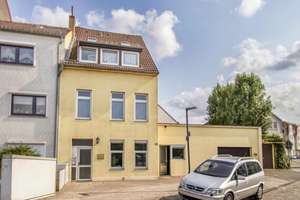 Mehrfamilienhaus mit Büro, Wohnungen, Lager und großer Doppelgarage, für Anleger & Eigennutzer