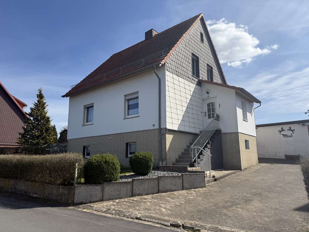 Immobilie in Adelebsen - Freistehendes EFH mit Potenzial auf schönem Grundstück - Bild 0