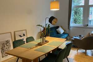 Sanierte 2 ZKB mit  Dielenböden und Wohnküche in stilvollem Altbau!