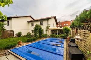 Haus in aufgelockerter Doppelhausbebauung mit Garten