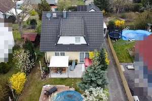 Sonniges Einfamilienhaus mit Pool in zweiter Reihe!