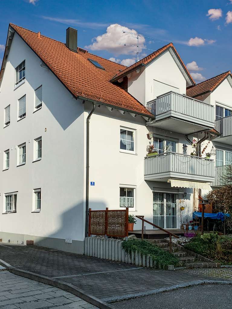 Immobilie in Haag an der Amper - Für Sie bereit: Herrliche 3-Zimmer Maisonette Wohnung im DG mit Balkon, EBK und eigenem Garten - Bild 0