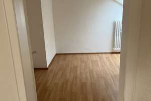 Gepflegte 2 Zimmer Dachgeschoss Wohnung zu vermieten