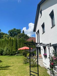 "Besondere", neuwertige  DHH in unmittelbarer Ufernähe am Wörthsee samt Traumgarten !