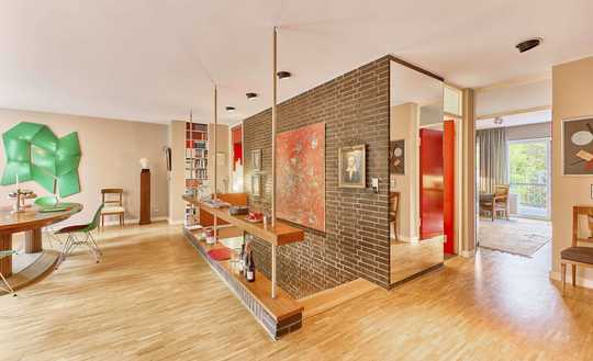 Außergewöhnliche und großzügige Maisonette-Wohnung mit Hofgarten in Bestlage