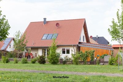 Freistehendes Einfamilienhaus, Garten und Garage