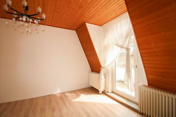 Preiswerte 4-Zi.-Dachgeschosswohnung in urbaner Lage zur individuellen Gestaltung!