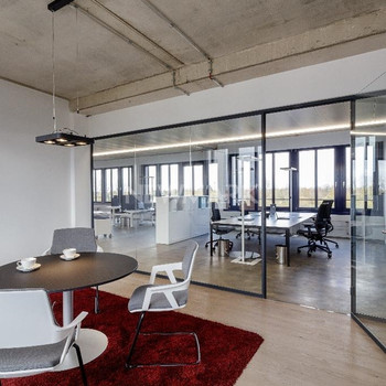 Moderne Büroflächen im grünen Campus-Ensemble