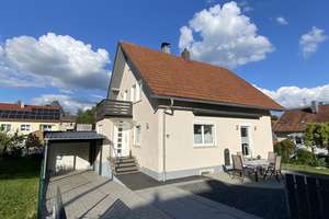 Schönes Wohnhaus mit zwei Wohnungen, Garten, Garage und Carport in ruhiger Lage.