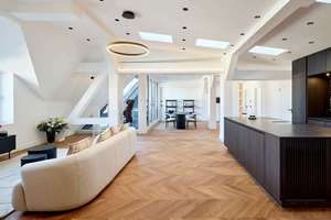 Modernes Dachgeschoss mit Terrasse und Smart-Home-System in Charlottenburg