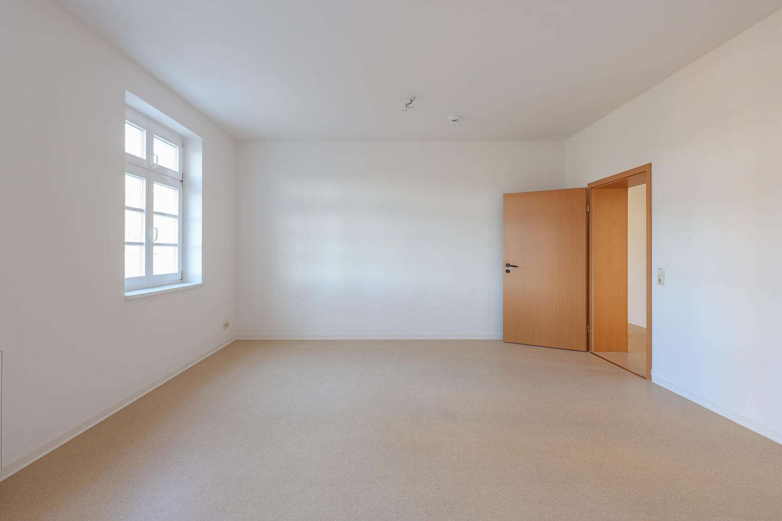 Immobilie in Lübben (Spreewald) - PROVISIONSFREI ! | 4-Zimmer ETW am Krankenhaus
98,16 m² | 1.OG | Balkon | denkmalgeschützter Altbau - Bild 2