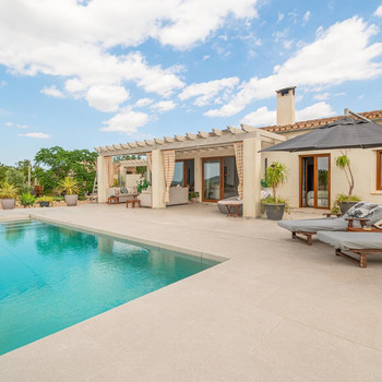 Moderne Villa in Sant Joan auf einem 15.000 m² großen Grundstück