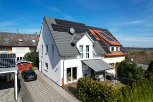 Familienglück mit Perspektive - Moderne, nachhaltige Doppelhaushälfte mit Ausbaureserve – Die vollständige Adresse der Immobilie erhältst du vom Anbieter., 71083 Herrenberg – Vorschaubild 1