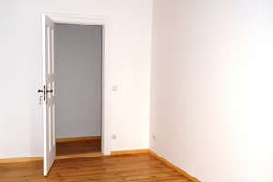 Bezugsfreie Altbauwohnung mit Balkon, provisionsfrei im Bieterverfahren – Simplonstraße 30, 10245 Friedrichshain, Berlin – Vorschaubild 2