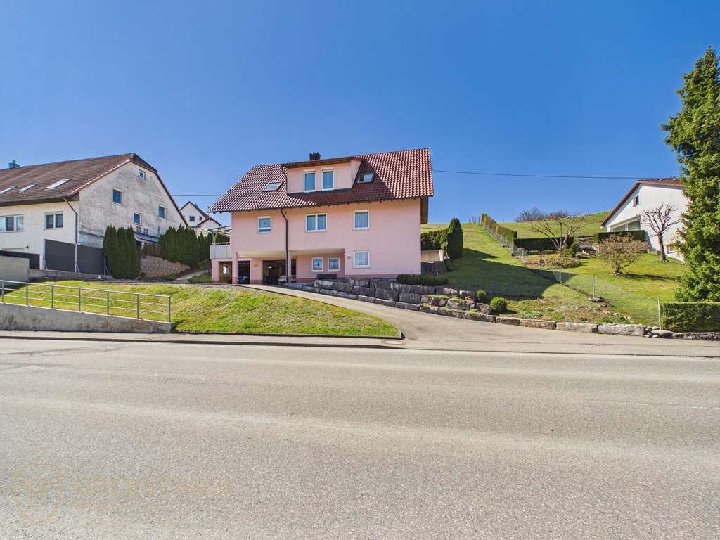 Immobilie in Sonnenbühl - Solides und großzügiges Zweifamilienhaus mit Aufzug, 
2 integrierten PKW Garagen und barrierearmer  - Bild 3