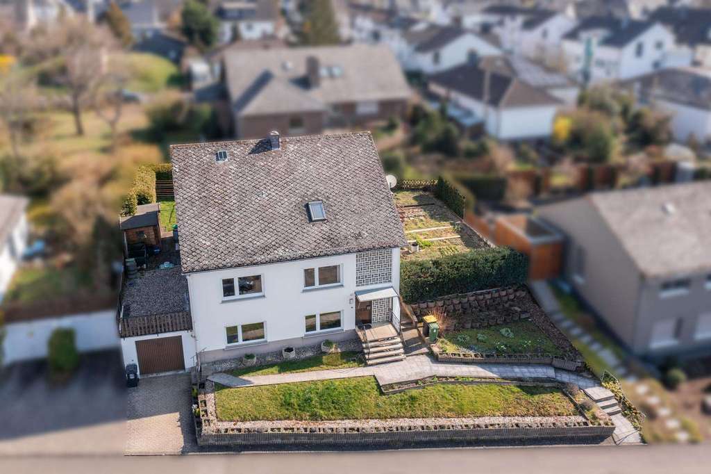 Immobilie in Altweidelbach - Großzügiges Ein- bis Zweifamilienhaus mit Garage und gemütlichem Wintergarten - Bild 1