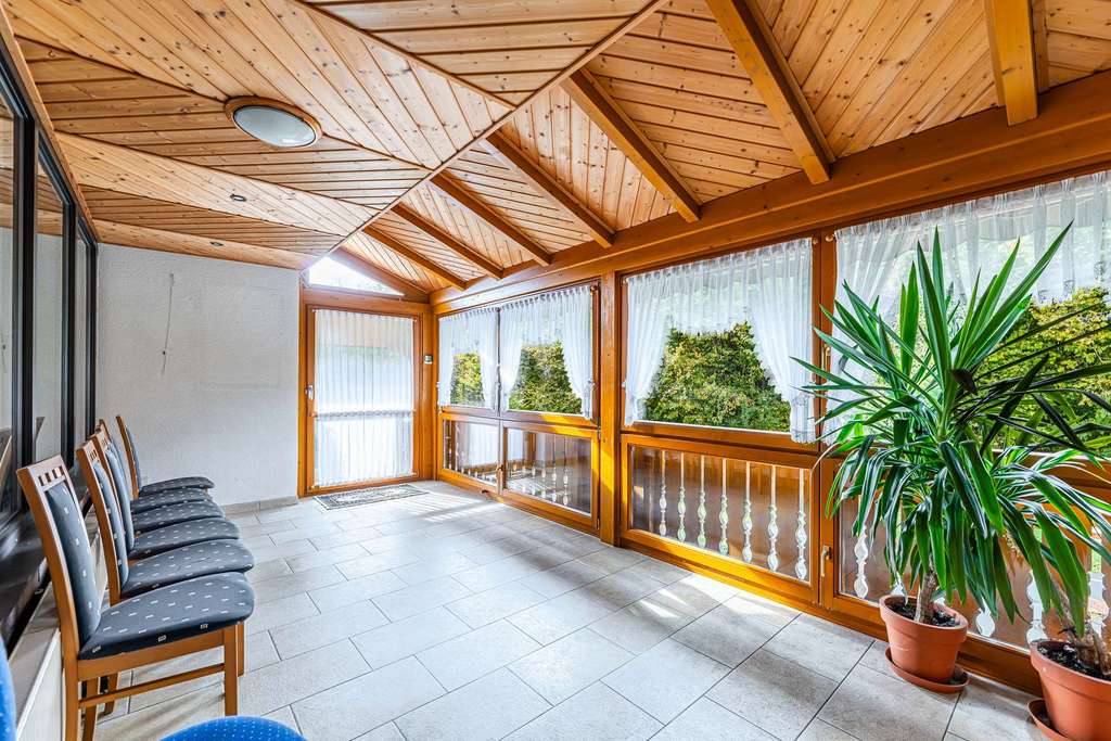 Immobilie in Emskirchen - HEGERICH: Idyllisch wohnen mit Weitblick – ideal für Familien oder Generationenwohnen - Bild 3