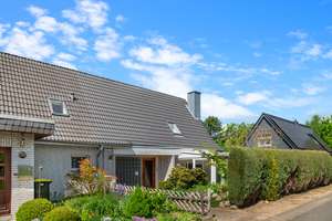 Doppelhaushälfte mit ca. 130 m² Wohnfläche auf einem schönen Grundstück in Jahrsdorf! – Die vollständige Adresse der Immobilie erhältst du vom Anbieter., 24594 Jahrsdorf – Vorschaubild 2