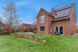 Modernes KfW-55 Einfamilienhaus mit
Kapitänsgiebel, Doppelgarage und hochwertiger Ausstattung – Die vollständige Adresse der Immobilie erhältst du vom Anbieter., 21271 Hanstedt – Vorschaubild 2